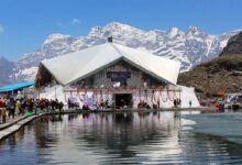 विधि विधान से खुले श्री हेमकुंड साहिब गुरुद्वारे के कपाट, देशभर से आए 6 हजार श्रद्धालुओं ने गुरुद्वारे में टेका मत्था विधि विधान से खुले श्री हेमकुंड साहिब गुरुद्वारे के कपाट, देशभर से आए 6 हजार श्रद्धालुओं ने गुरुद्वारे में टेका मत्था