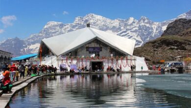 विधि विधान से खुले श्री हेमकुंड साहिब गुरुद्वारे के कपाट, देशभर से आए 6 हजार श्रद्धालुओं ने गुरुद्वारे में टेका मत्था विधि विधान से खुले श्री हेमकुंड साहिब गुरुद्वारे के कपाट, देशभर से आए 6 हजार श्रद्धालुओं ने गुरुद्वारे में टेका मत्था