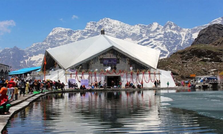विधि विधान से खुले श्री हेमकुंड साहिब गुरुद्वारे के कपाट, देशभर से आए 6 हजार श्रद्धालुओं ने गुरुद्वारे में टेका मत्था विधि विधान से खुले श्री हेमकुंड साहिब गुरुद्वारे के कपाट, देशभर से आए 6 हजार श्रद्धालुओं ने गुरुद्वारे में टेका मत्था