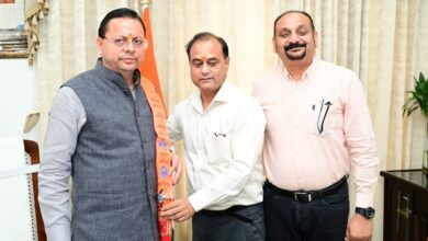 होलकर एजुकेशन ट्रस्ट के प्रतिनिधि मंडल ने मुख्यमंत्री पुष्कर सिंह धामी से की भेंट, जयंती समारोह का दिया निमंत्रण होलकर एजुकेशन ट्रस्ट के प्रतिनिधि मंडल ने मुख्यमंत्री पुष्कर सिंह धामी से की भेंट, जयंती समारोह का दिया निमंत्रण