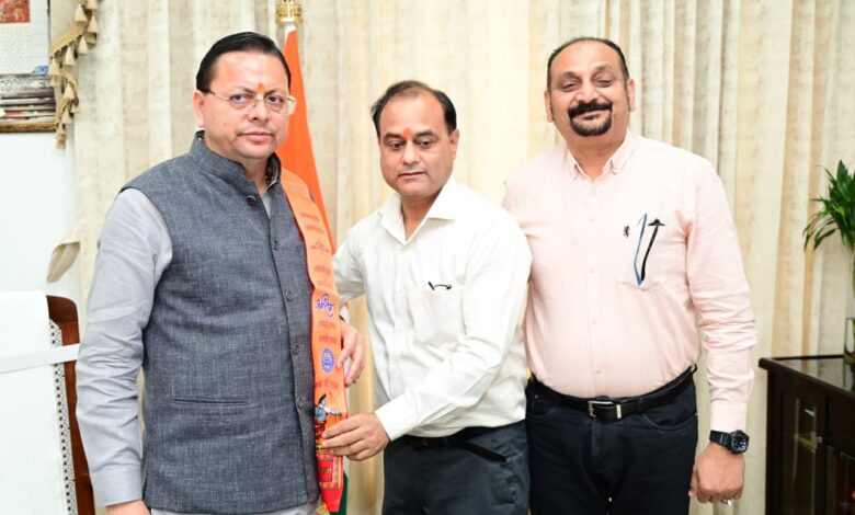 होलकर एजुकेशन ट्रस्ट के प्रतिनिधि मंडल ने मुख्यमंत्री पुष्कर सिंह धामी से की भेंट, जयंती समारोह का दिया निमंत्रण होलकर एजुकेशन ट्रस्ट के प्रतिनिधि मंडल ने मुख्यमंत्री पुष्कर सिंह धामी से की भेंट, जयंती समारोह का दिया निमंत्रण