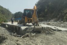प्रशासन का बड़ा एक्शन: रिसपना नदी में भू-माफियाओं का अवैध निर्माण ध्वस्त प्रशासन का बड़ा एक्शन: रिसपना नदी में भू-माफियाओं का अवैध निर्माण ध्वस्त