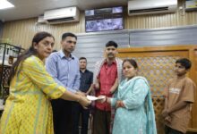 दुर्घटना में दोनों हाथ गंवा चुके मनीष को जिला प्रशासन रायफल क्लब फंड से  50 हजार की आर्थिक सहायता
