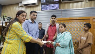 दुर्घटना में दोनों हाथ गंवा चुके मनीष को जिला प्रशासन रायफल क्लब फंड से  50 हजार की आर्थिक सहायता