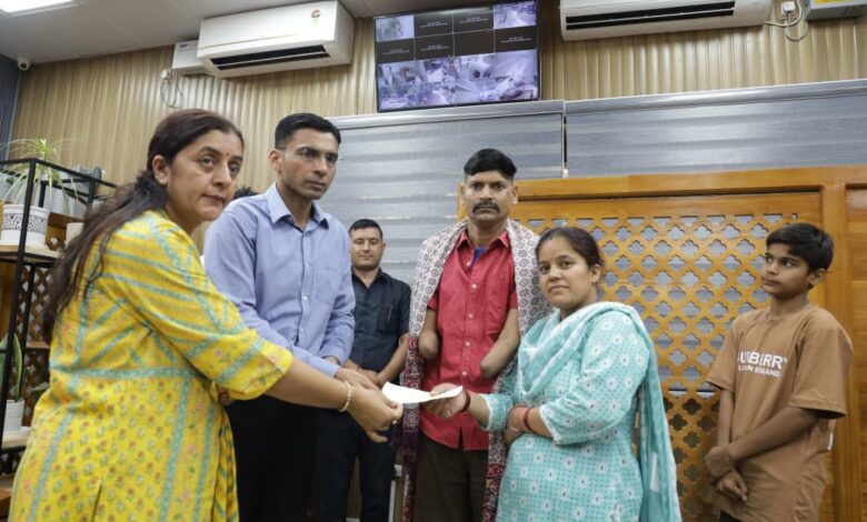 दुर्घटना में दोनों हाथ गंवा चुके मनीष को जिला प्रशासन रायफल क्लब फंड से 50 हजार की आर्थिक सहायता दुर्घटना में दोनों हाथ गंवा चुके मनीष को जिला प्रशासन रायफल क्लब फंड से 50 हजार की आर्थिक सहायता