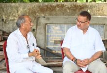 कैबिनेट मंत्री गणेश जोशी ने विधायक दीवान सिंह बिष्ट और त्रिलोक सिंह चीमा के घर पहुंच शोक संवेदना प्रकट की