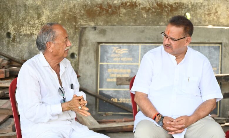 कैबिनेट मंत्री गणेश जोशी ने विधायक दीवान सिंह बिष्ट और त्रिलोक सिंह चीमा के घर पहुंच शोक संवेदना प्रकट की कैबिनेट मंत्री गणेश जोशी ने विधायक दीवान सिंह बिष्ट और त्रिलोक सिंह चीमा के घर पहुंच शोक संवेदना प्रकट की