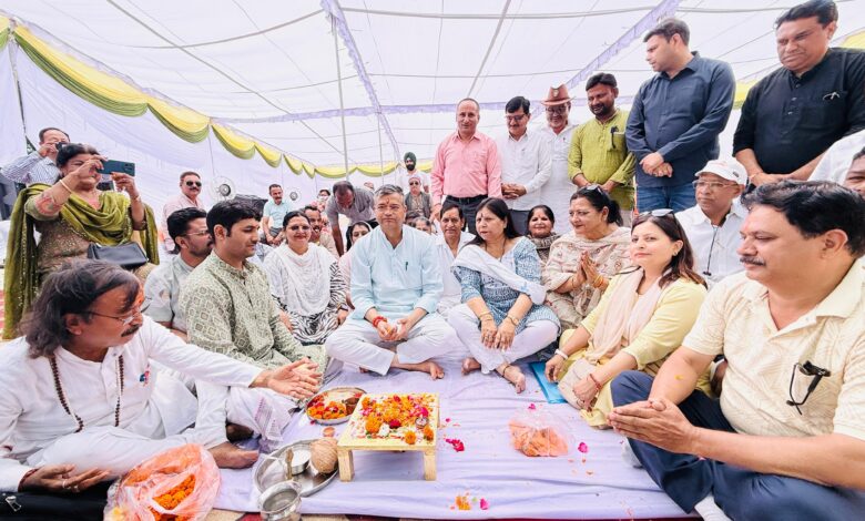 देहरादून में रोशनी की नई पहल : मेयर सौरभ थपलियाल ने किया नवीन स्ट्रीट लाइट पोल का शुभारंभ देहरादून में रोशनी की नई पहल : मेयर सौरभ थपलियाल ने किया नवीन स्ट्रीट लाइट पोल का शुभारंभ