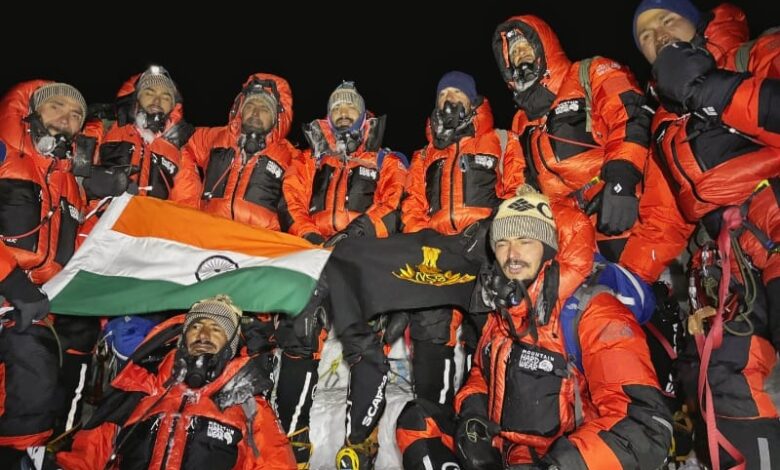 “देवभूमि के सपूतों ने छुआ आसमान : NSG के मेजर अखिलेश भट्ट के नेतृत्व में उत्तराखंड के वीरों ने एवरेस्ट पर लहराया तिरंगा” “देवभूमि के सपूतों ने छुआ आसमान : NSG के मेजर अखिलेश भट्ट के नेतृत्व में उत्तराखंड के वीरों ने एवरेस्ट पर लहराया तिरंगा”