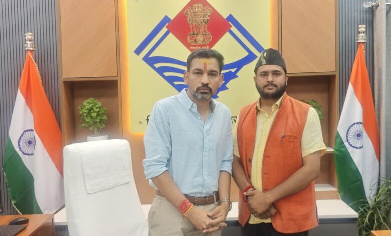 उत्तराखंड क्रांति सेना के प्रदेश अध्यक्ष ललित श्रीवास्तव ने नवनियुक्त DM IAS आशीष चौहान से शिष्टाचार भेंट कर दी शुभकामनाएं उत्तराखंड क्रांति सेना के प्रदेश अध्यक्ष ललित श्रीवास्तव ने नवनियुक्त DM IAS आशीष चौहान से शिष्टाचार भेंट कर दी शुभकामनाएं