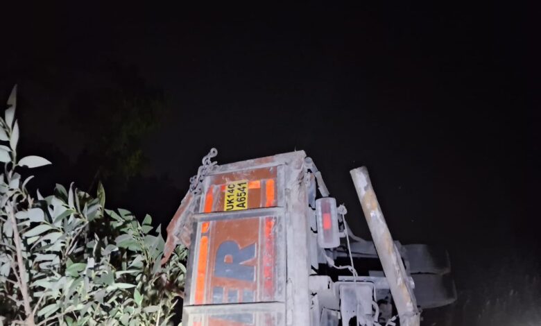 गहरी खाई में गिरे ट्रक चालक को SDRF ने किया रेस्क्यू, अंधेरे में चलाया सफल अभियान गहरी खाई में गिरे ट्रक चालक को SDRF ने किया रेस्क्यू, अंधेरे में चलाया सफल अभियान