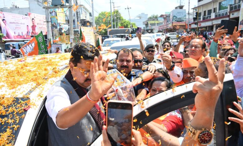  कैबिनेट मंत्री गणेश जोशी ने टपकेश्वर महादेव मंदिर में राष्ट्रीय अध्यक्ष नितिन नवीन के साथ पूजा अर्चना की