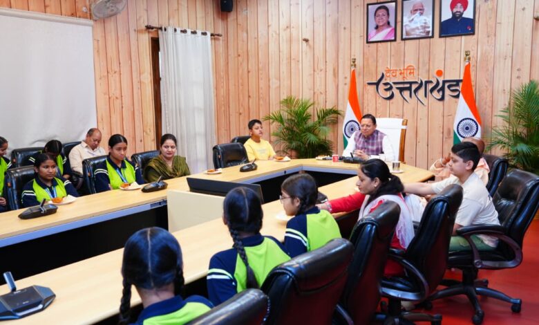 मुख्यमंत्री ने बालिकाओं के साथ प्रधानमंत्री के मन की बात के 134 वें संस्करण को सुना