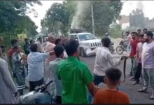आम तोड़ने को लेकर दो पक्षों के बीच सड़क पर जमकर मारपीट