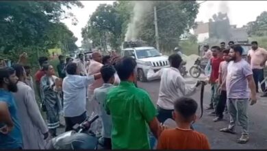 आम तोड़ने को लेकर दो पक्षों के बीच सड़क पर जमकर मारपीट आम तोड़ने को लेकर दो पक्षों के बीच सड़क पर जमकर मारपीट