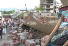 हल्की बारिश में ढह गई भगीरथपुरम के पार्क की दीवार