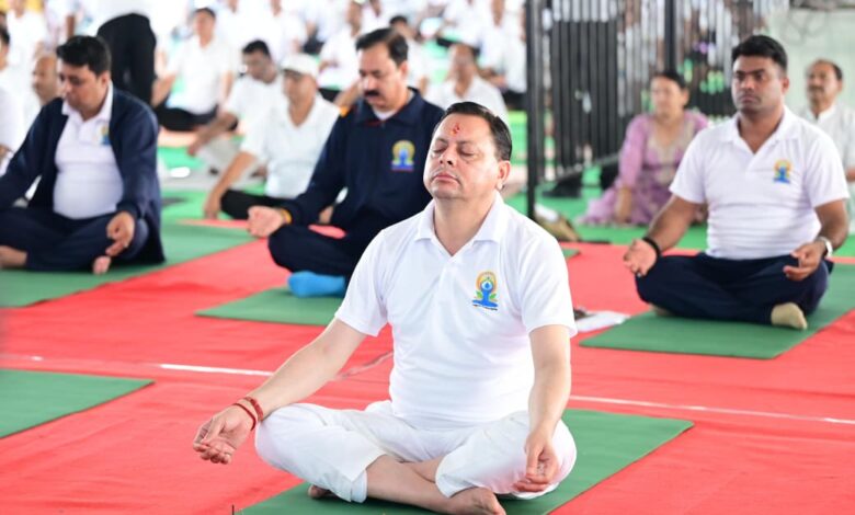 अंतर्राष्ट्रीय योग दिवस पर हजारों लोगों के साथ मुख्यमंत्री ने किया योगाभ्यास अंतर्राष्ट्रीय योग दिवस पर हजारों लोगों के साथ मुख्यमंत्री ने किया योगाभ्यास