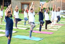 सीएम ने आवास पर अधिकारियों-कर्मचारियों के साथ किया योगाभ्यास