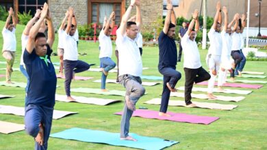 सीएम ने आवास पर अधिकारियों-कर्मचारियों के साथ किया योगाभ्यास