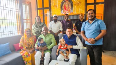 मुख्यमंत्री धामी ने विधायक अरविंद पांडेय के आवास पहुंचकर परिजनों से की भेंट मुख्यमंत्री धामी ने विधायक अरविंद पांडेय के आवास पहुंचकर परिजनों से की भेंट