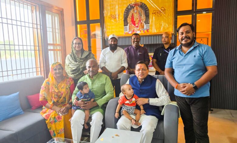 मुख्यमंत्री धामी ने विधायक अरविंद पांडेय के आवास पहुंचकर परिजनों से की भेंट