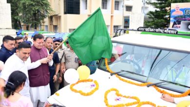 भीमताल भ्रमण के दौरान मुख्यमंत्री धामी ने नए कूड़ा वाहनों को हरी झंडी दिखाकर  किया  रवाना