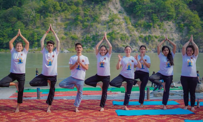 स्वर्गाश्रम ट्रस्ट ने गंगा घाट पर 12वां अंतर्राष्ट्रीय योग दिवस 2026 मनाया