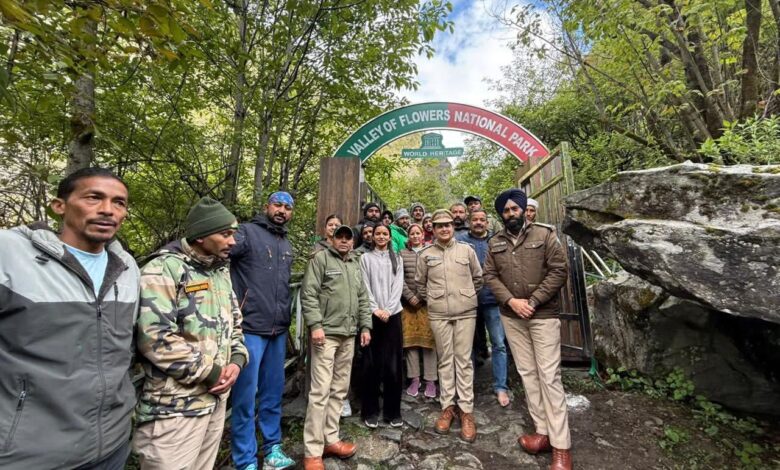 इंतजार खत्म! पर्यटकों के दीदार के लिए खुली विश्व प्रसिद्ध फूलों की घाटी इंतजार खत्म! पर्यटकों के दीदार के लिए खुली विश्व प्रसिद्ध फूलों की घाटी