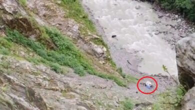 खाई में गिरा पिकअप, दो लोगों की मौत