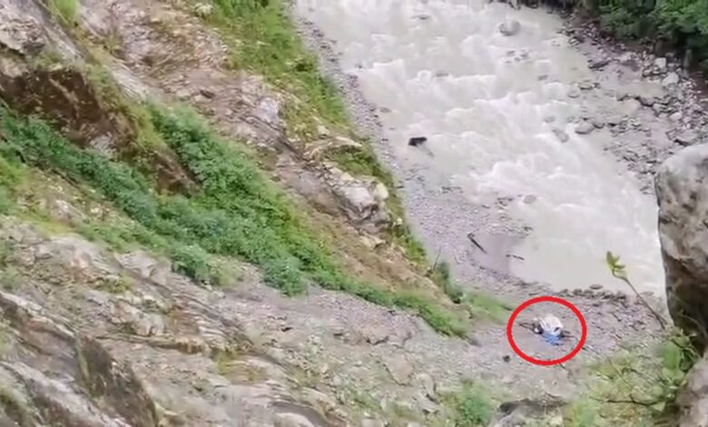 खाई में गिरा पिकअप, दो लोगों की मौत खाई में गिरा पिकअप, दो लोगों की मौत