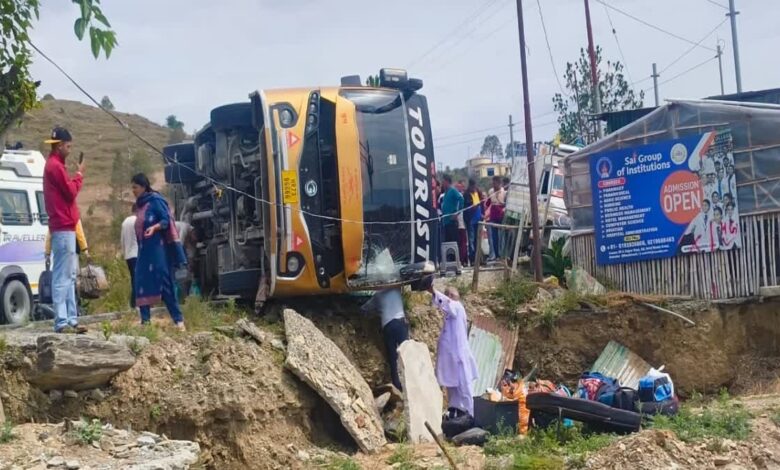 केदारनाथ धाम जा रही यात्रियों से भरी बस पलटी, 5 यात्री घायल केदारनाथ धाम जा रही यात्रियों से भरी बस पलटी, 5 यात्री घायल