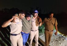 दो बदमाशों को नयागांव क्षेत्र में चेकिंग के दौरान पुलिस मुठभेड़ में किया गिरफ्तार, एक बदमाश के पैर पर लगी गोली