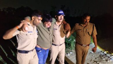 दो बदमाशों को नयागांव क्षेत्र में चेकिंग के दौरान पुलिस मुठभेड़ में किया गिरफ्तार, एक बदमाश के पैर पर लगी गोली