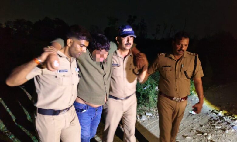 दो बदमाशों को नयागांव क्षेत्र में चेकिंग के दौरान पुलिस मुठभेड़ में किया गिरफ्तार, एक बदमाश के पैर पर लगी गोली
