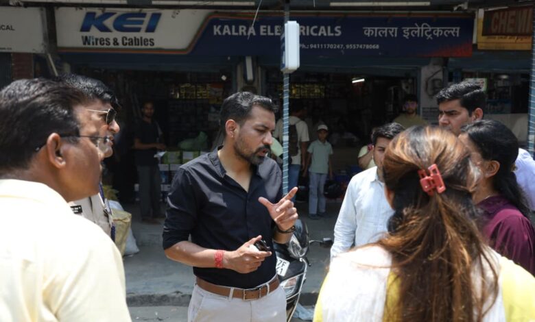 कार्यों की धीमी प्रगति पर डीएम सख्त, अधीक्षण अभियंता यूपीसील का रोका वेतन