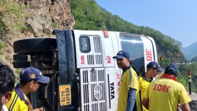 तोताघाटी के समीप चारधाम यात्रा बस दुर्घटनाग्रस्त, SDRF ने चलाया रेस्क्यू ऑपरेशन तोताघाटी के समीप चारधाम यात्रा बस दुर्घटनाग्रस्त, SDRF ने चलाया रेस्क्यू ऑपरेशन