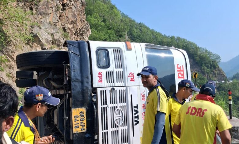 तोताघाटी के समीप चारधाम यात्रा बस दुर्घटनाग्रस्त, SDRF ने चलाया रेस्क्यू ऑपरेशन