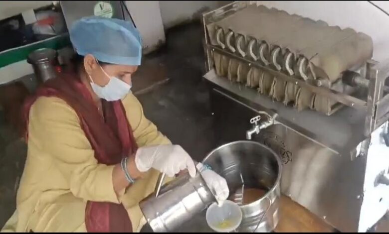 कालसी की महिलाओं ने बदली अपनी तकदीर, सरसों तेल यूनिट बनी आत्मनिर्भरता की नई पहचान कालसी की महिलाओं ने बदली अपनी तकदीर, सरसों तेल यूनिट बनी आत्मनिर्भरता की नई पहचान