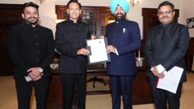 एसआईआर की शुरुआत बीएलओ द्वारा मतदाताओं को घर-घर जाकर गणना फॉर्म बांटने का कार्य प्रारंभ एसआईआर की शुरुआत बीएलओ द्वारा मतदाताओं को घर-घर जाकर गणना फॉर्म बांटने का कार्य प्रारंभ