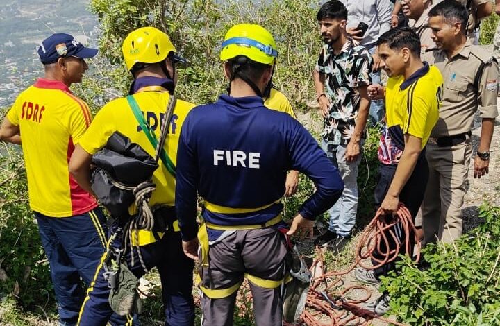 मसूरी रोड झड़ीपानी में कार दुर्घटना, चार लोगों की मौत मसूरी रोड झड़ीपानी में कार दुर्घटना, चार लोगों की मौत