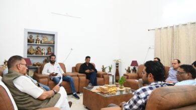 कैबिनेट मंत्री गणेश जोशी ने अधिकारियों को दिए भूमिगत विद्युत लाइन कार्यों से क्षतिग्रस्त सड़कों को जल्द दुरुस्त करने के निर्देश