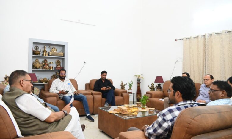 कैबिनेट मंत्री गणेश जोशी ने अधिकारियों को दिए भूमिगत विद्युत लाइन कार्यों से क्षतिग्रस्त सड़कों को जल्द दुरुस्त करने के निर्देश कैबिनेट मंत्री गणेश जोशी ने अधिकारियों को दिए भूमिगत विद्युत लाइन कार्यों से क्षतिग्रस्त सड़कों को जल्द दुरुस्त करने के निर्देश