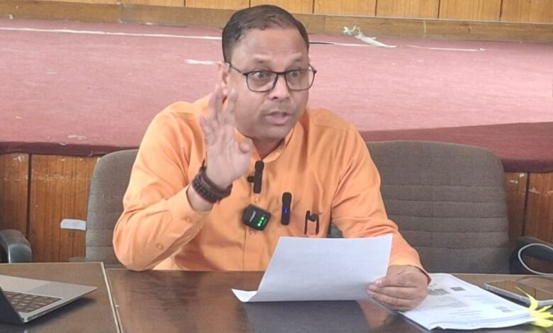 उत्तराखंड ऊर्जा विभाग में बड़ा खेल: दागी अधिकारी को एमडी बनाने के लिए बदले नियम, चयन प्रक्रिया पर उठे गंभीर सवाल उत्तराखंड ऊर्जा विभाग में बड़ा खेल: दागी अधिकारी को एमडी बनाने के लिए बदले नियम, चयन प्रक्रिया पर उठे गंभीर सवाल