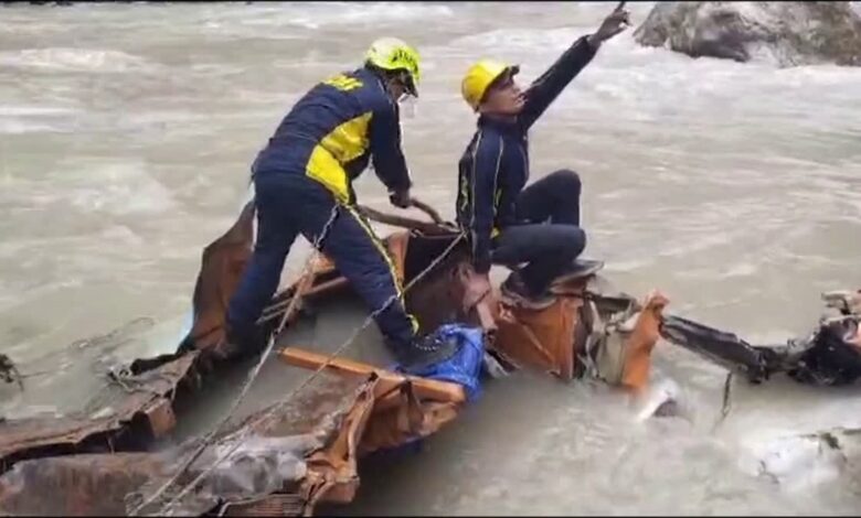 अलकनंदा में समाया ट्रक, चालक की मौत