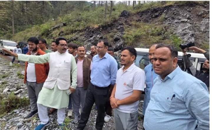 निजमूला घाटी पहुंचे जिलाधिकारी, झींझी पुल निर्माण नवंबर तक पूरा करने के दिए निर्देश निजमूला घाटी पहुंचे जिलाधिकारी, झींझी पुल निर्माण नवंबर तक पूरा करने के दिए निर्देश