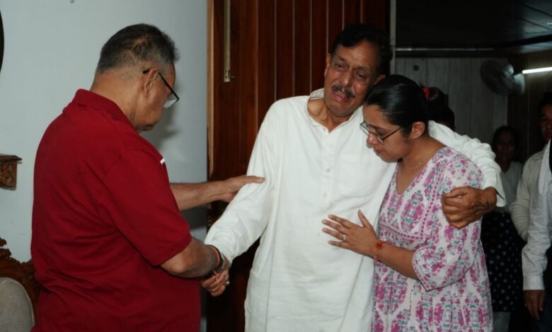 पद्मश्री जसपाल राणा के निधन पर संवेदनांए प्रकट करने उनके आवास पहुंचे कैबिनेट मंत्री गणेश जोशी, परिजनों से मुलाकात की