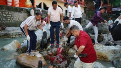 टपकेश्वर मंदिर किनारे तमसा नदी में चला विशेष स्वच्छता अभियान टपकेश्वर मंदिर किनारे तमसा नदी में चला विशेष स्वच्छता अभियान