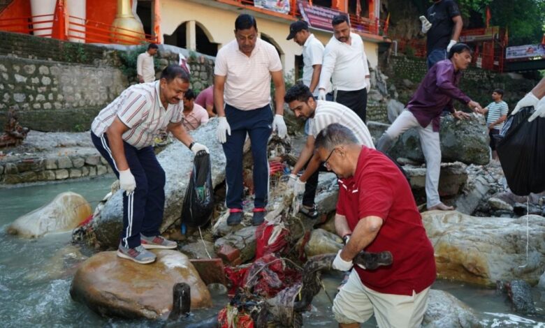 टपकेश्वर मंदिर किनारे तमसा नदी में चला विशेष स्वच्छता अभियान