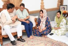रेखा आर्या ने जसपाल राणा के आवास पहुँचकर दी श्रद्धांजलि, परिजनों को बंधाया ढांढस