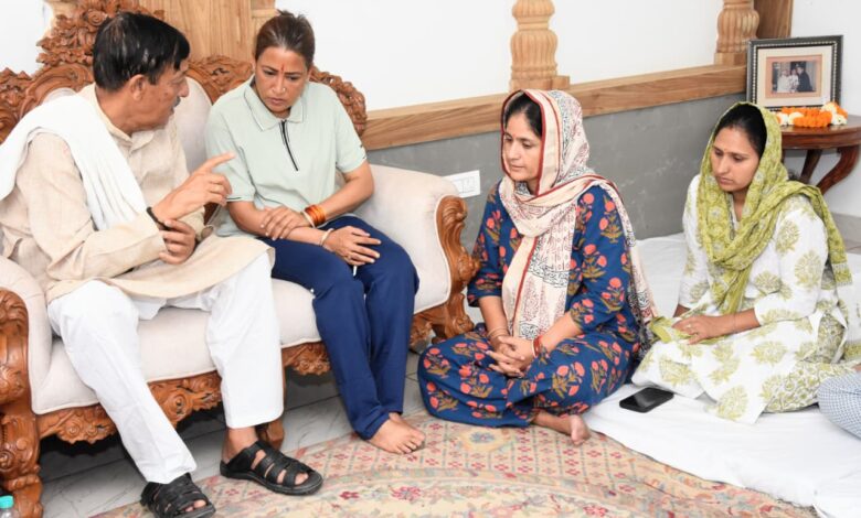 रेखा आर्या ने जसपाल राणा के आवास पहुँचकर दी श्रद्धांजलि, परिजनों को बंधाया ढांढस